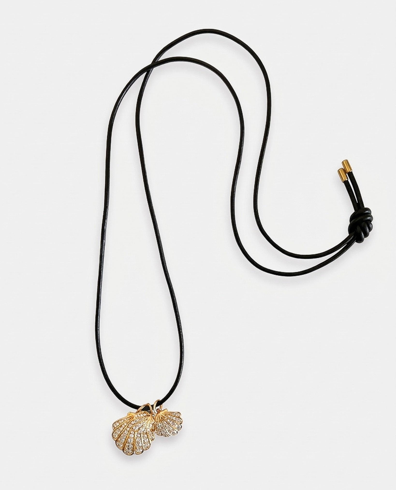 LA PLAGE TRIPLE SCALLOP SHELL NECKLACE Braided Leather Cord