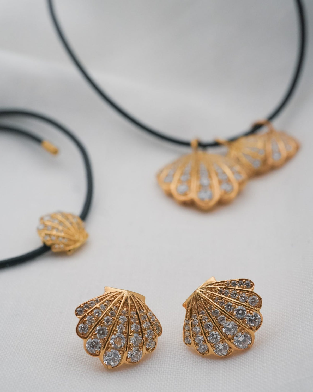 LA PLAGE SCALLOP SHELL EARRINGS